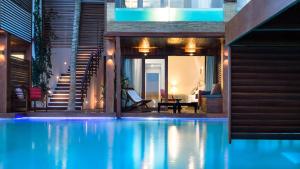 Bazén v ubytování Essenza Hotel nebo v jeho okolí