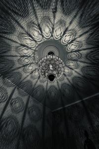 a ceiling view of a light in a room at Tinytimeout Westerwald in Ellar