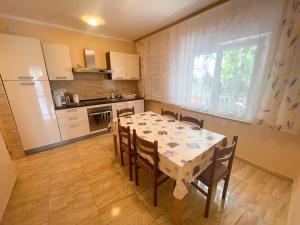 Kuchyň nebo kuchyňský kout v ubytování Apartmani Combaj