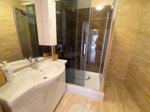Koupelna v ubytování Apartmani Combaj + 37 fotografií