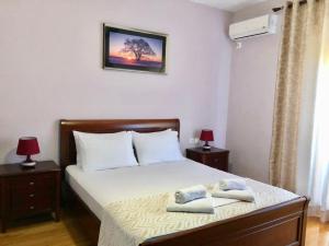 - une chambre avec un lit et 2 serviettes dans l'établissement Villa Erdeti Studio & Apartment, à Saranda