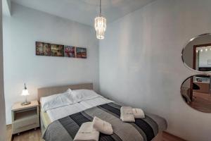 sypialnia z łóżkiem i lustrem w obiekcie Baltic Apartments - Rezydencja Bursztyn w Świnoujściu