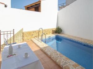 un patio con una mesa y una piscina en Casa Isabel, en Villaviciosa de Córdoba