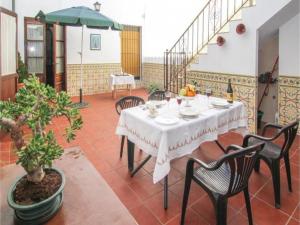 comedor con mesa, sillas y sombrilla en Casa Isabel, en Villaviciosa de Córdoba