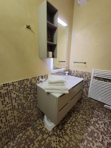 uma casa de banho com um lavatório e um espelho em Royal Apartments Garda em Sirmione