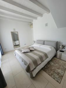 Cama ou camas em um quarto em Royal Apartments Garda