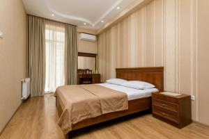 um quarto com uma cama e uma grande janela em NEW! - Downtown Apartment em Tbilisi