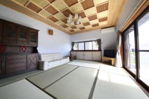 宍粟片山 في Shiso: غرفة معيشة مع أريكة وطاولة