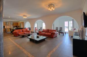 En sittgrupp på Magnificent Villa El Palacete sleeps 20