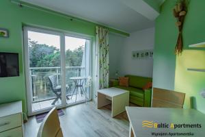 salon z kanapą i oknem w obiekcie Baltic Apartments - Rezydencja Bursztyn w Świnoujściu