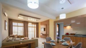 sala de estar con sofá y mesa en Sables D'or Appart Hôtel, en Agadir