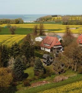 een luchtbeeld van een huis in het midden van een veld bij Grüne Wiek Wabenhausherberge Beckerwitz in Gramkow