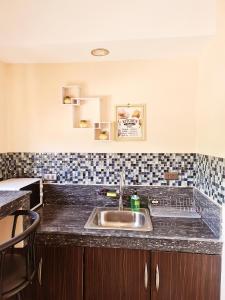 Η κουζίνα ή μικρή κουζίνα στο Tagaytay Staycation House by Bea & RM +66 φωτογραφίες