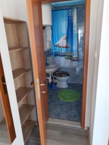 een badkamer met een toilet en een wastafel bij Apartmani Kalajevo in Crikvenica