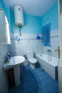 a bathroom with a sink and a toilet and a bath tub at Antonio's Guest House in Athens