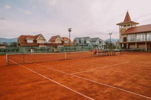 Tenis alebo squash v ubytovaní Publo Spa Hotel alebo jeho okolí