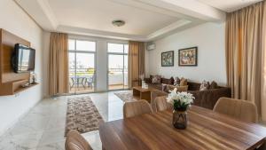 un soggiorno con tavolo e sedie di Sables D'or Appart Hôtel ad Agadir