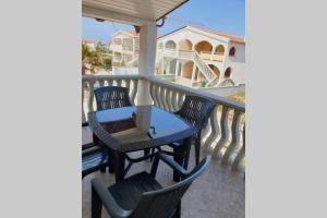 d'une terrasse avec une table et des chaises sur un balcon. dans l'établissement EMI 1 apartment, à Vir