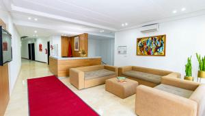 Predel za sedenje v nastanitvi Sables D'or Appart Hôtel