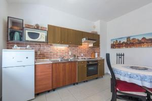 A kitchen or kitchenette at Apartments Kadum 25