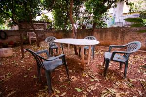 un tavolo e quattro sedie seduti intorno a un tavolo e sedie di Antonio's Guest House ad Atene