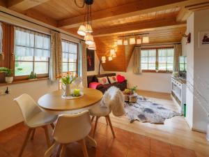 eine Küche und ein Wohnzimmer mit Tisch und Stühlen in der Unterkunft Holiday Apartements by Hotel Grüner Baum Feldberg in Feldberg