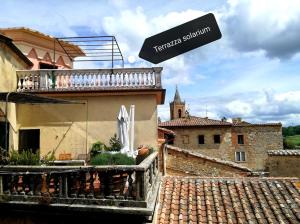 Balkón alebo terasa v ubytovaní Mansarda con solarium panoramico su centro storico di Sarteano vicino alle famose terme della Val d'Orcia