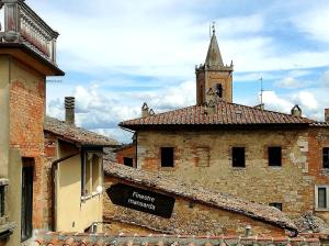 Fotografia z galérie ubytovania Mansarda con solarium panoramico su centro storico di Sarteano vicino alle famose terme della Val d'Orcia v destinácii Sarteano