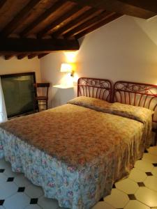 a bedroom with a bed in a room at Mansarda con solarium panoramico su centro storico di Sarteano vicino alle famose terme della Val d'Orcia in Sarteano