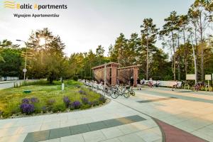 park z rowerami zaparkowanymi w parku w obiekcie Baltic Apartments - Rezydencja Bursztyn w Świnoujściu