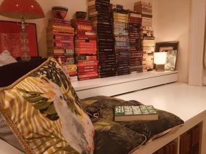 uma sala de estar com uma cadeira com um teclado e livros em Central London Charming Camden Split Level Home em Londres