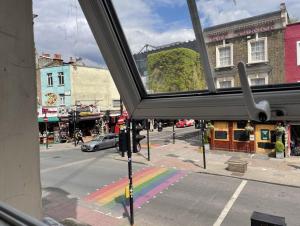 uma vista para uma rua da cidade com um arco-íris em Central London Charming Camden Split Level Home em Londres