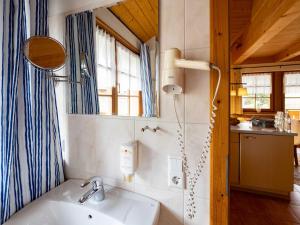 ein Badezimmer mit Waschbecken und Fenster in der Unterkunft Holiday Apartements by Hotel Grüner Baum Feldberg in Feldberg