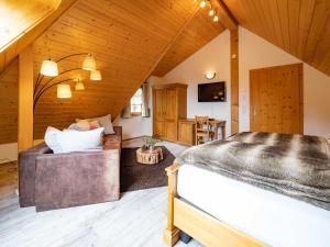 ein Schlafzimmer mit Bett und ein Wohnzimmer in der Unterkunft Holiday Apartements by Hotel Grüner Baum Feldberg in Feldberg