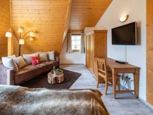 ein Wohnzimmer mit einer Couch und einem Tisch in der Unterkunft Holiday Apartements by Hotel Grüner Baum Feldberg in Feldberg