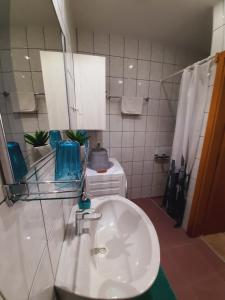 Et badeværelse på Apartment Luna + 35 billeder