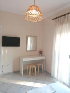 een woonkamer met een tafel en 2 krukken bij Studio apartment 1, Komi Beach in Kómi