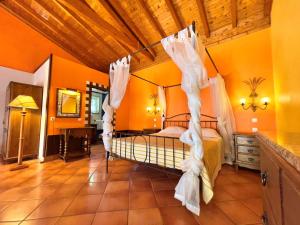 ein Schlafzimmer mit einem Bett in einem Zimmer mit orangefarbenen Wänden in der Unterkunft Quinta do Mar - Country & Sea Village in Luz