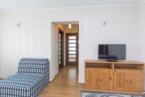Televízia a/alebo spoločenská miestnosť v ubytovaní Apartament Nadmorski Wyspa Sobieszewska