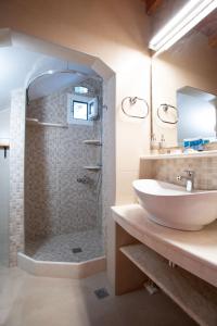 Kylpyhuone majoituspaikassa Kontaratos Studios & Apartments