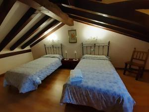 Łóżko lub łóżka w pokoju w obiekcie Casa Santa Leocadia