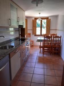 kuchnia ze zlewem i stołem z krzesłami w obiekcie Casa Santa Leocadia w mieście Tama