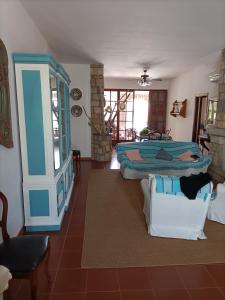 Habitación con cama y mesa. en Ca' margo, en Calasetta
