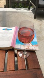 un verre de vin assis sur un livre dans l'établissement Sur la Bonnefooi, à Prades-sur-Vernazobre