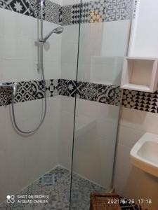 ポルト・チェザーレオにあるCasa Diego solaria porto cesareoのバスルーム(ガラスドア付きのシャワー付)
