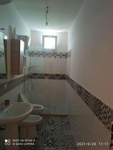ポルト・チェザーレオにあるCasa Diego solaria porto cesareoのバスルーム(洗面台、トイレ付)
