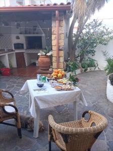 una mesa blanca con comida en el patio en Ca' margo, en Calasetta