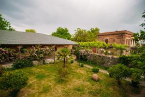 a garden in front of a house at Chateau Eniseli in Eniseli