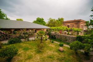 O grădină în afara Chateau Eniseli