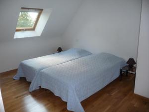 HénansalにあるGites le Frostの窓付きの客室の白いベッド1台